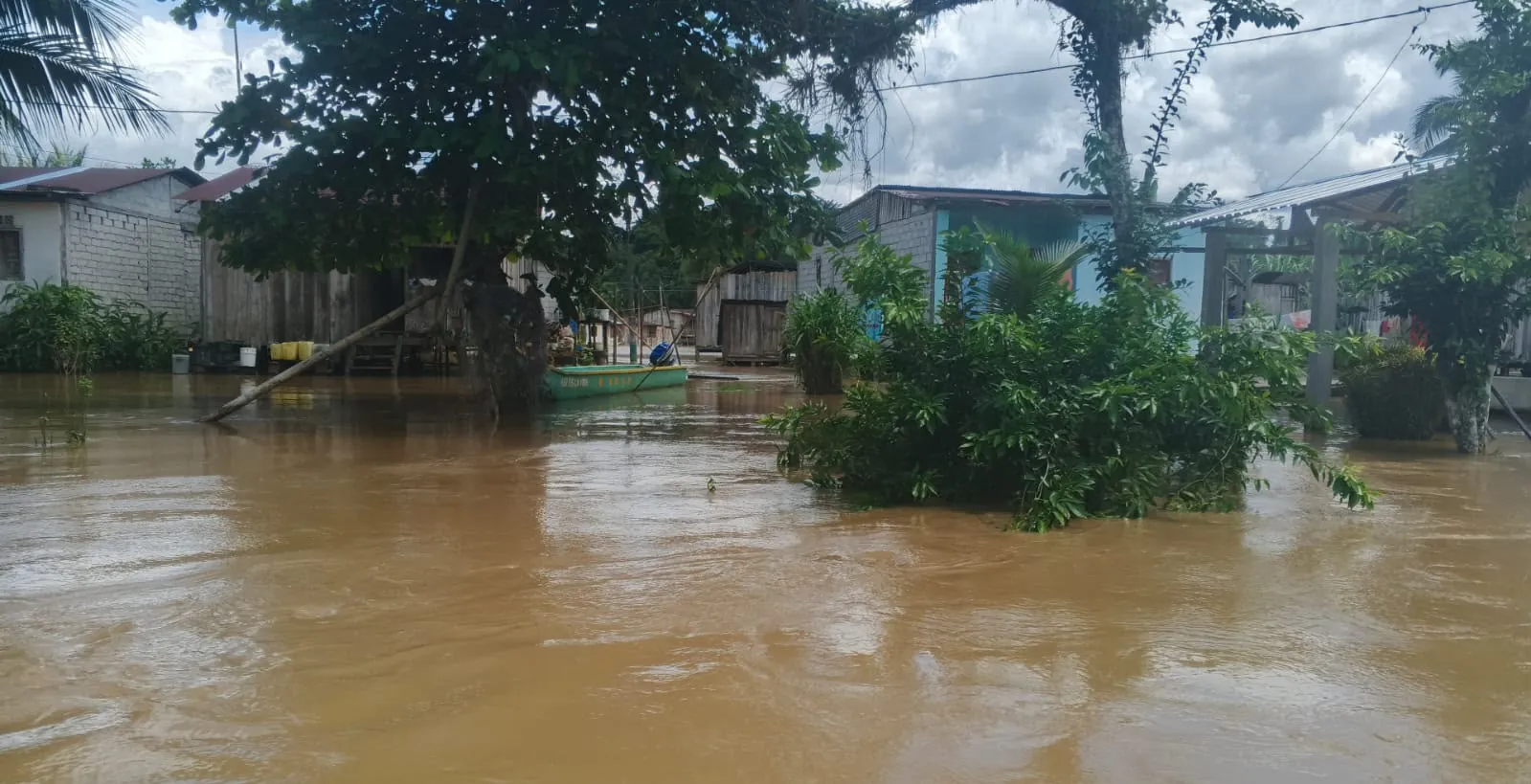 Lluvias provocan el desbordamiento de dos ríos en Esmeraldas y Guayas