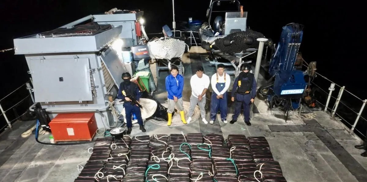 Armada del Ecuador intercepta y hunde embarcación que llevaba 55 bultos de droga, al oeste de Manta