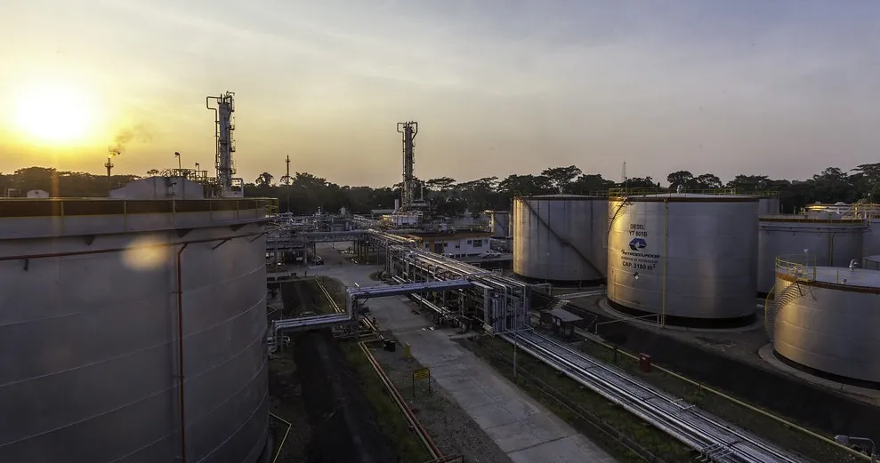 Ecuador analiza enviar petróleo a Perú para refinarlo