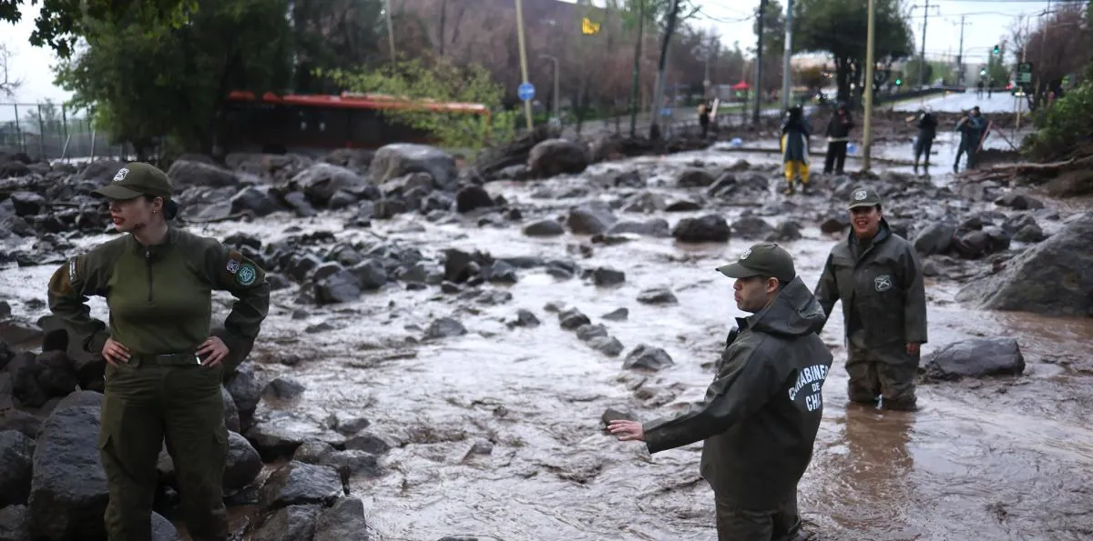 Aluvión en Chile: Torrenciales lluvias arrastran carros y buses en una comuna de Santiago