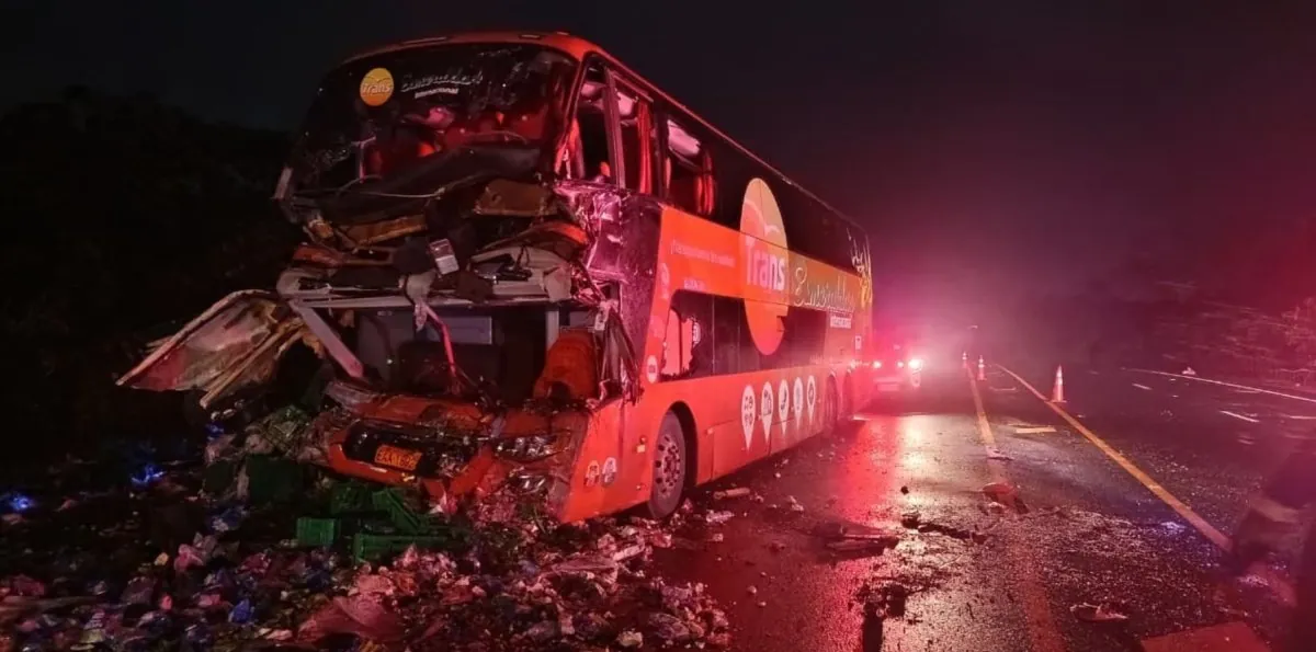 Accidente en la vía a Balzar: bus y camión colisionan y dejan 15 heridos