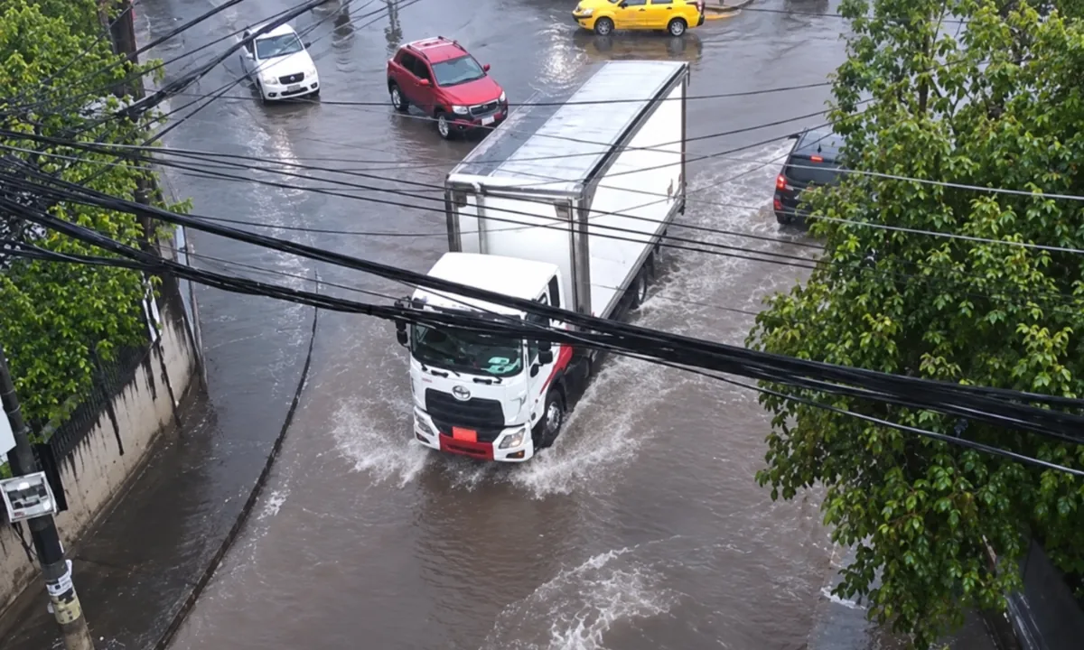 Tormenta con granizo paraliza el tránsito en Valle de Los Chillos