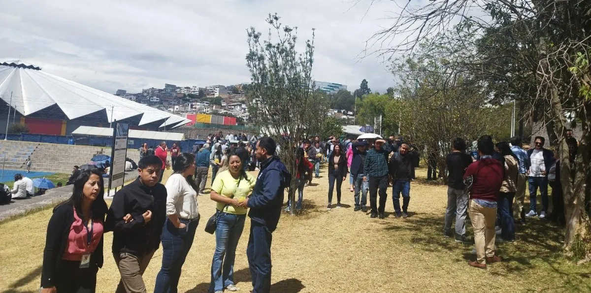Amenaza de bomba en Quito hoy: evacúan centro educativo y cierran la avenida 12 de Octubre