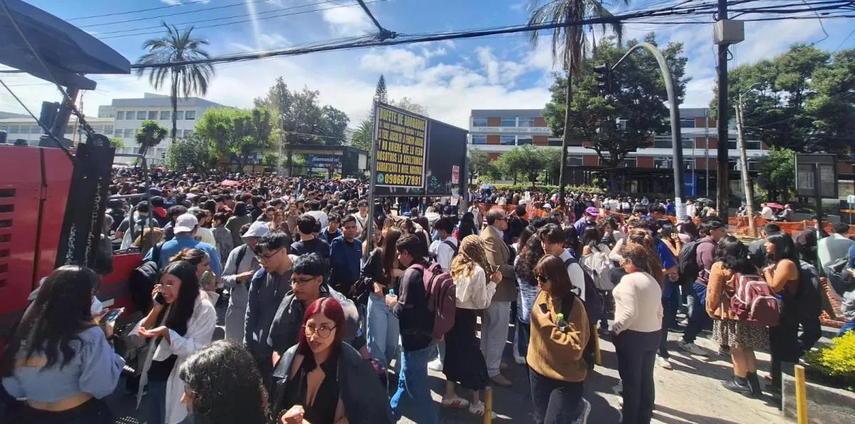 Estudiantes y docentes evacúan universidad en Quito por alerta de seguridad; la avenida 12 de Octubre está cerrada