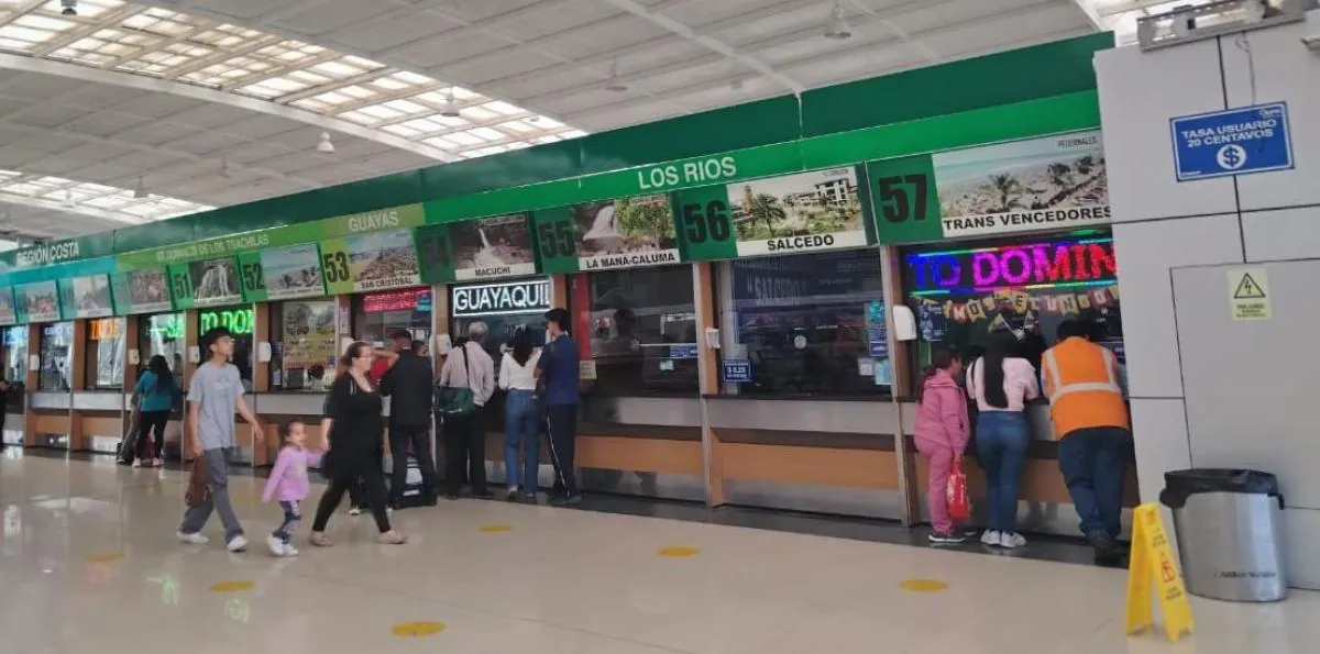 Controles a buses y venta de boletos para el feriado se aplican en terminales terrestres de Quito