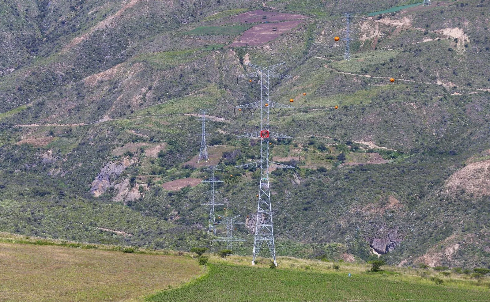 Ecuador vuelve a importar electricidad de Colombia y paga 67 % menos, según el Gobierno