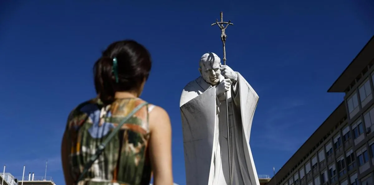 El papa León XIV pasa bien su segunda noche en el hospital y ya está activo este jueves 15 de octubre