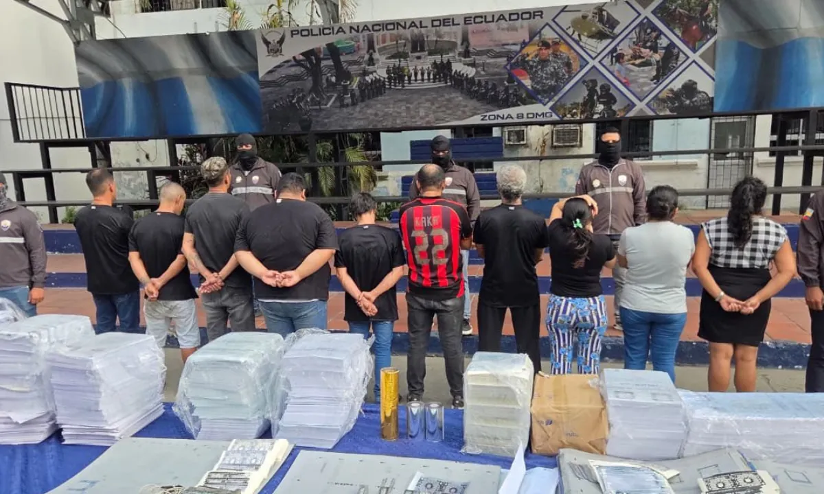 Policía desarticula red de falsificación de documentos vehiculares en Guayaquil