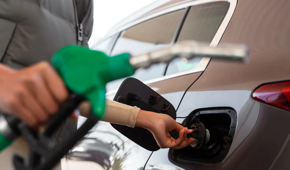 Gobierno mantiene a la baja gasolina y diésel para “dinamizar la economía” en Ecuador