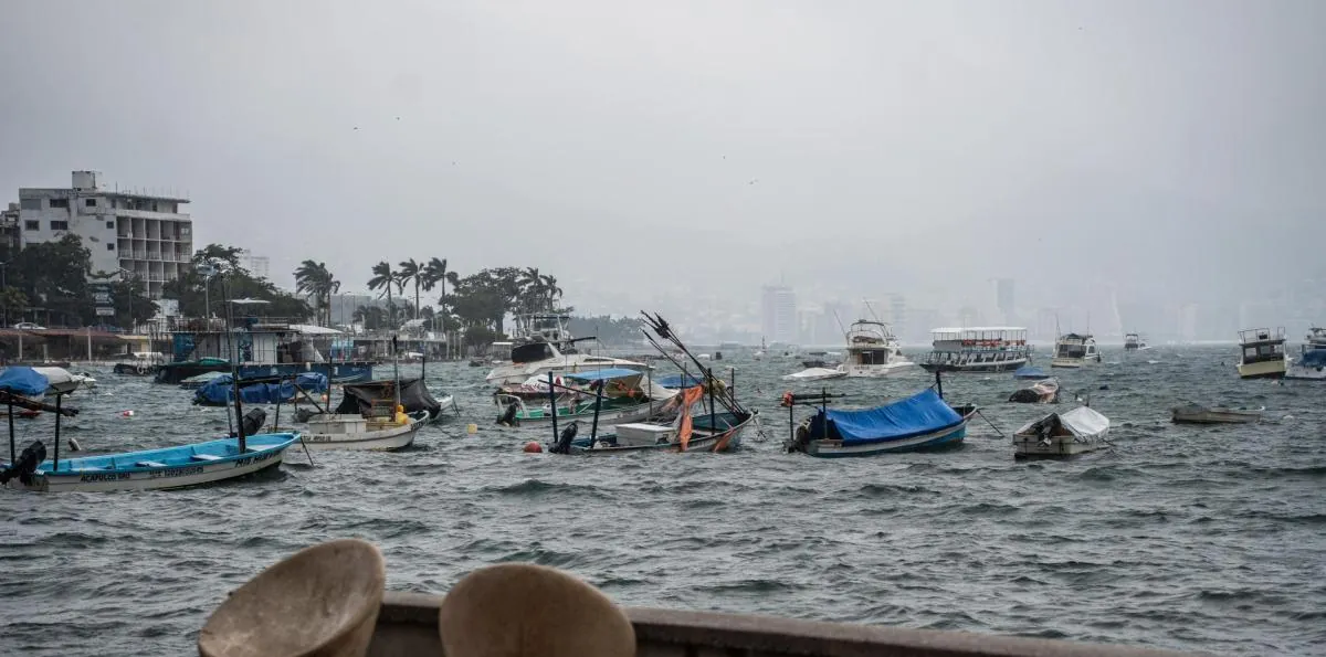Potente huracán Polo se desplaza frente a las costas de México pero se quedará sobre el mar