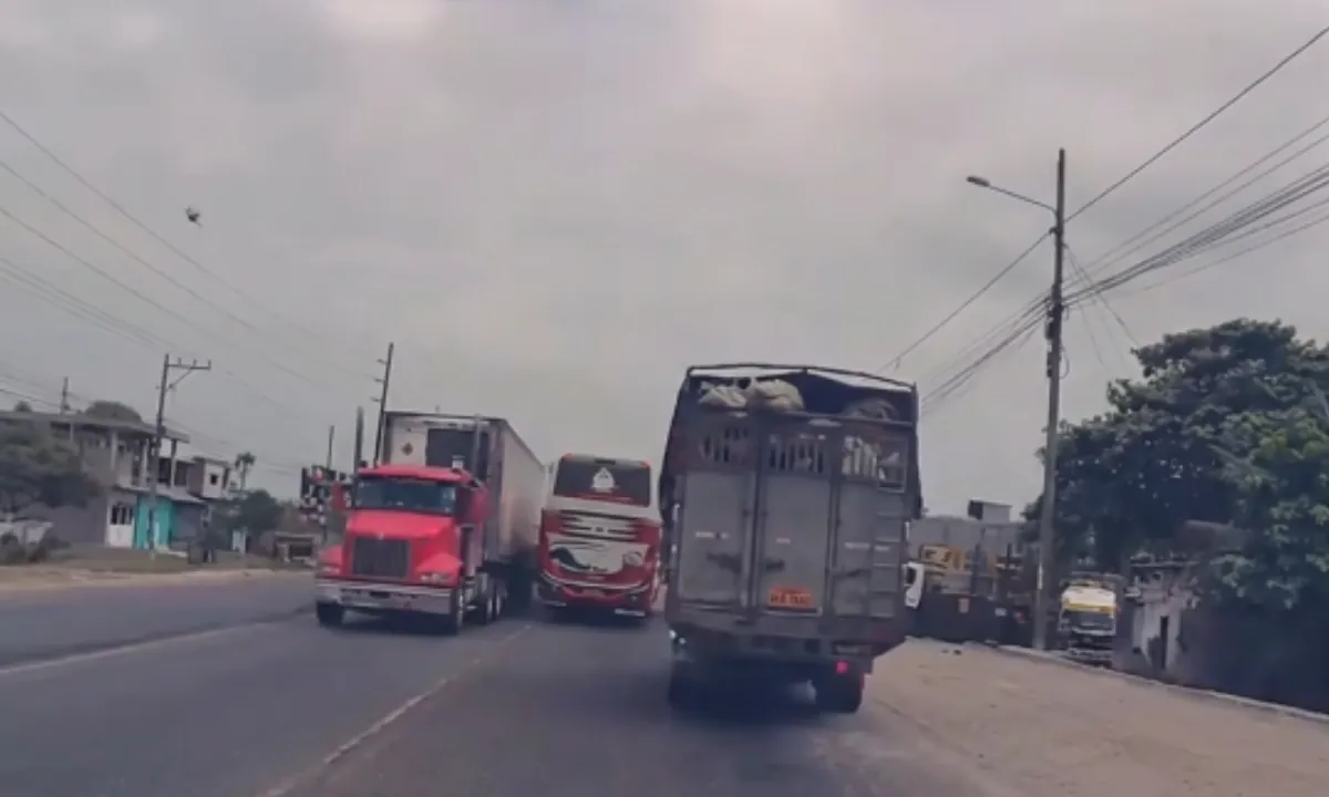 Ministro Luque exige a la ANT sanción para bus interprovincial en Los Ríos