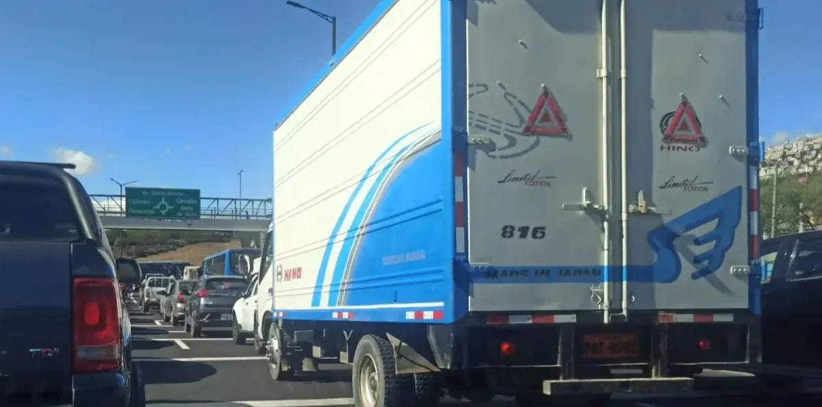 Avenida Panamericana Norte se cierra entre Carapungo y Carcelén, en Quito