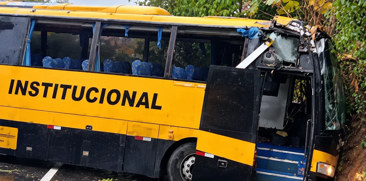 Un muerto y dos heridos deja accidente de un bus institucional en la vía a la Costa, en sentido Playas-Guayaquil