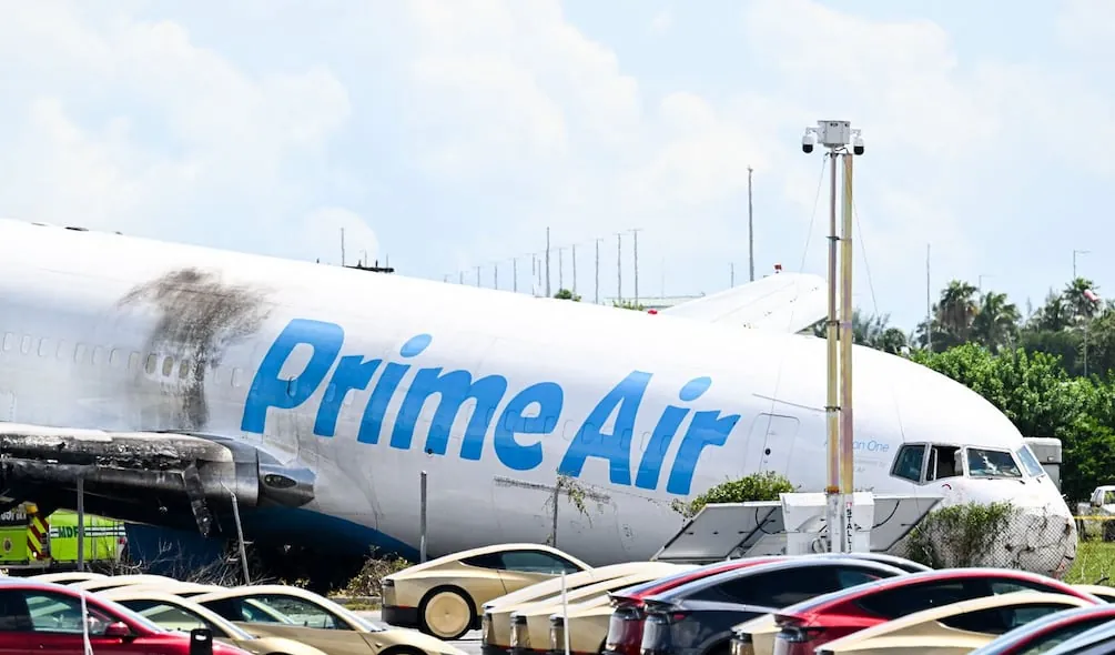 Autoridades recuperan las cajas negras del avión de Amazon que se salió de la pista en Miami