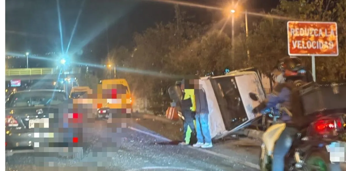 Quito: Cierre en la Ruta Viva por accidente de tránsito que involucra a seis carros