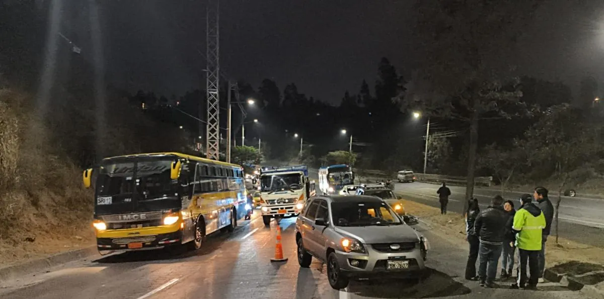 Quito: Doble accidente de tránsito provoca cierre vial en la avenida Simón Bolívar este 23 de septiembre