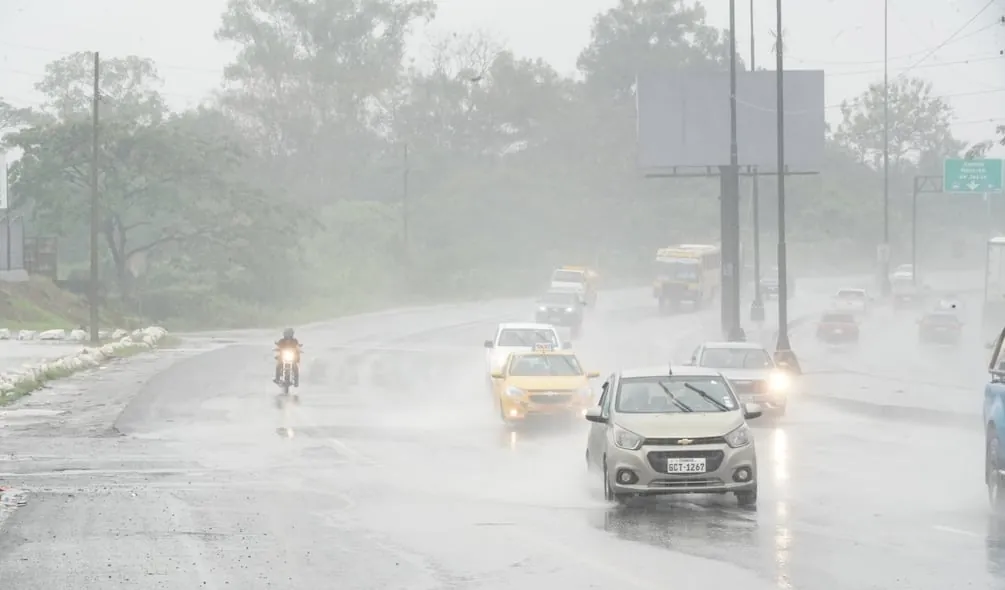 INAMHI mantiene alerta por lluvias intensas y tormentas hasta la mañana del lunes 28 de septiembre