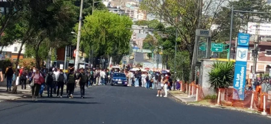 Estudiantes de la PUCE son evacuados por una presunta amenaza de bomba en instalaciones