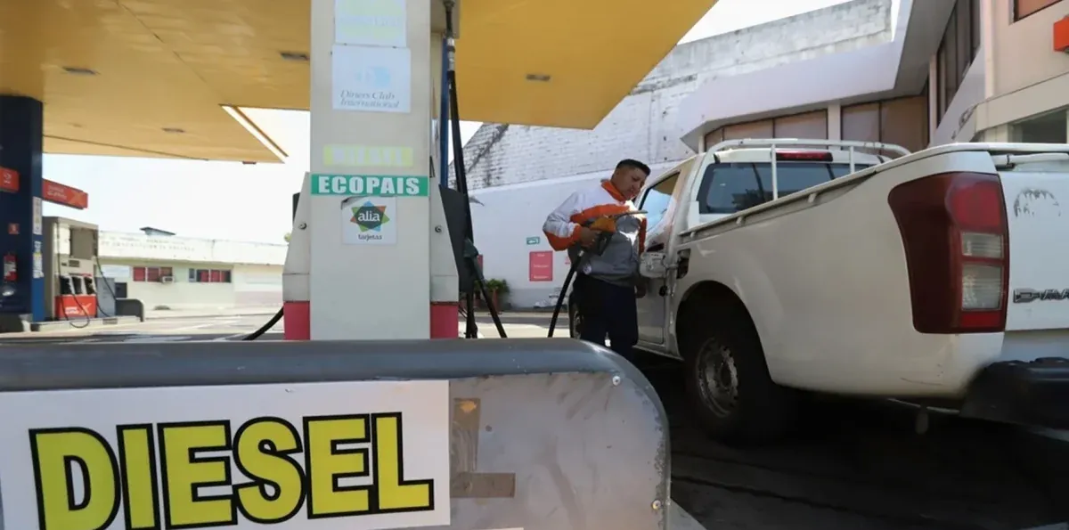 Distribuidores suspenden la venta de diésel a crédito en Ecuador y anuncian plantón: ¿qué exigen?