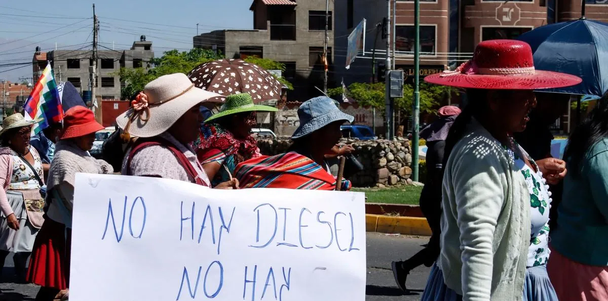 Bolivia elimina el subsidio al diésel y el precio al consumidor casi se duplica
