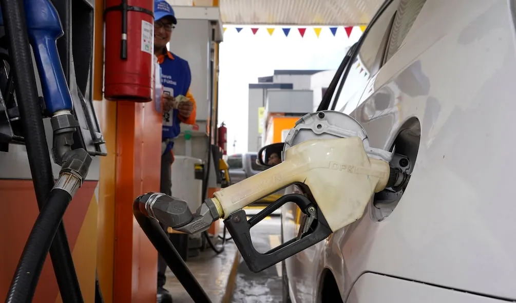 Precios de gasolinas extra, ecopaís y diésel bajarán 3 centavos más, anunció el presidente Daniel Noboa
