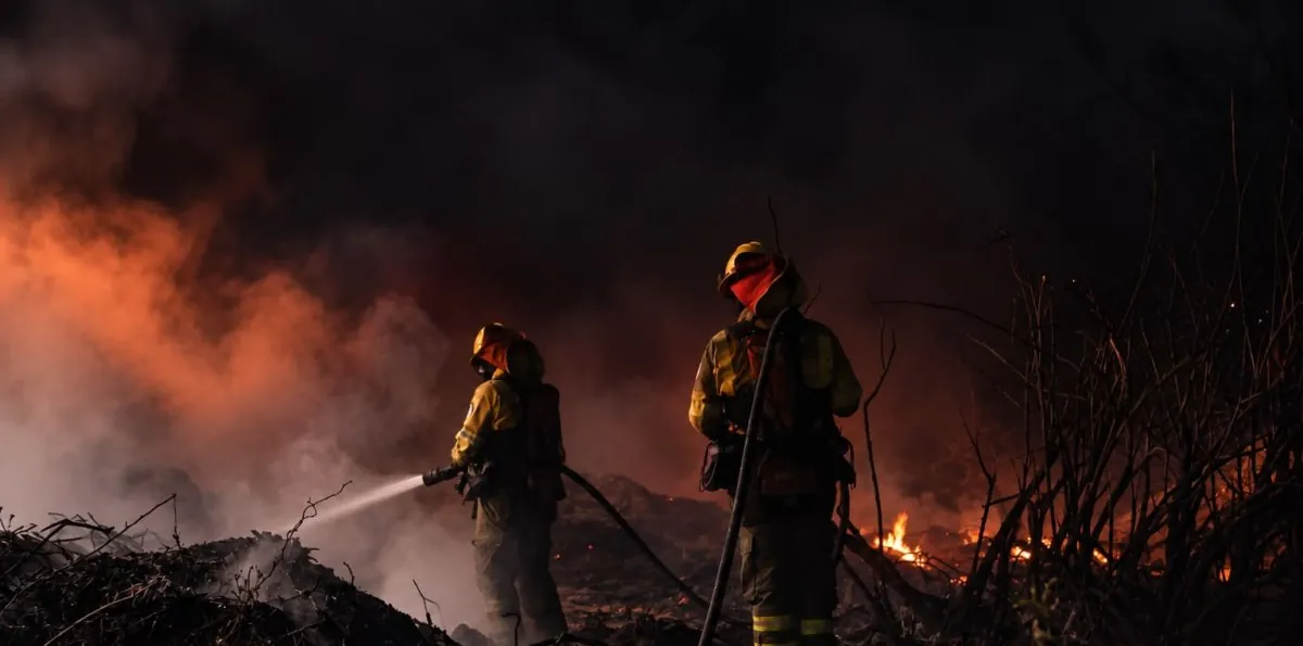 Incendio en Quito: un carril de la Velasco Ibarra sigue cerrado por labores de enfriamiento