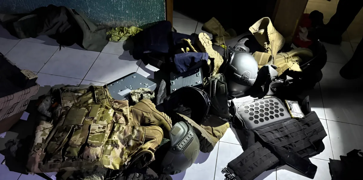 Casas con cámaras y uniformes policiales: lo que encontraron en Socio Vivienda 2