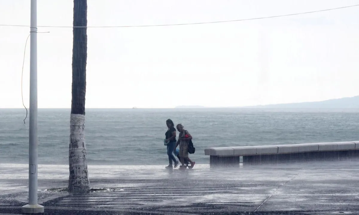 El huracán Polo se desplaza por costas del Pacífico mexicano