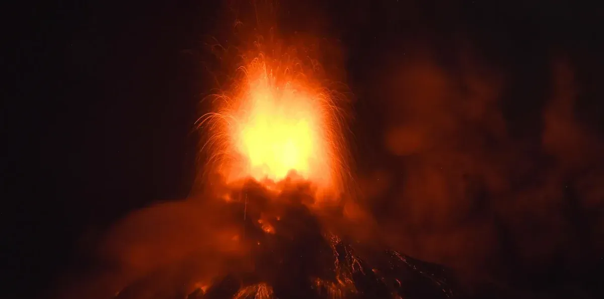 Guatemala declara alerta por erupción del volcán de Fuego y activa evacuaciones