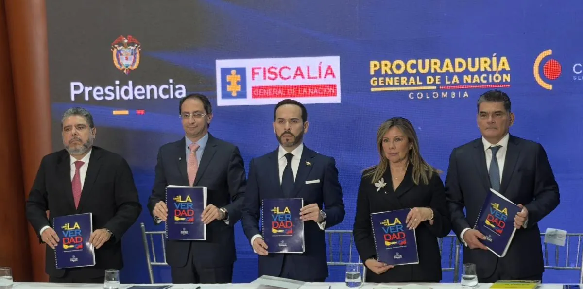 De la Espriella entrega un libro a Fiscalía de Colombia con casos de presunta corrupción en el gobierno de Petro