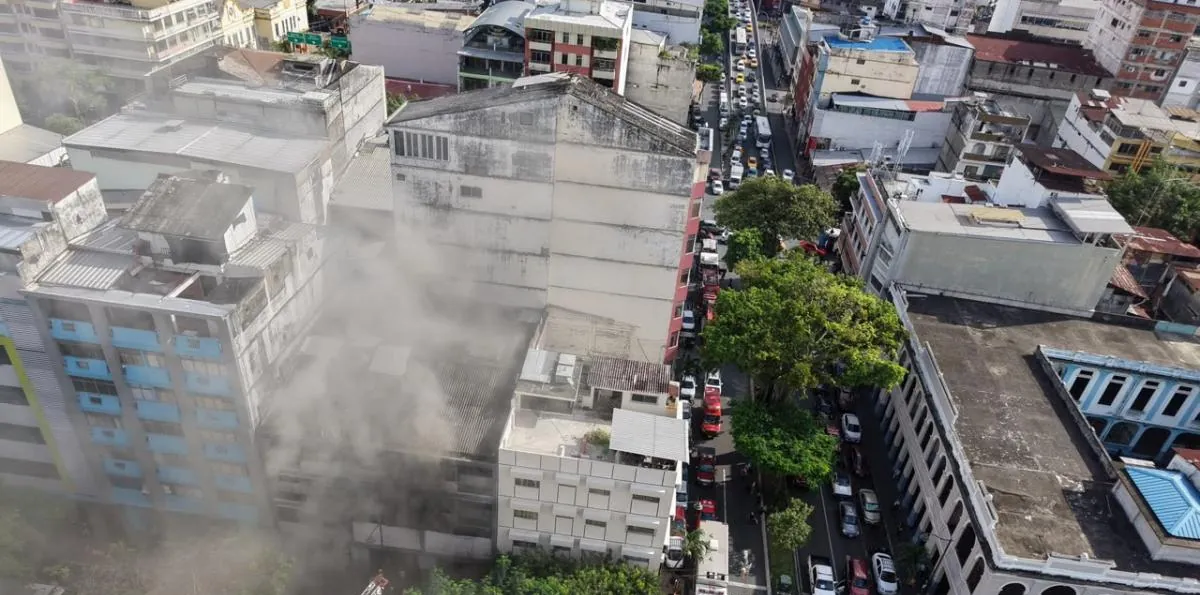 Incendio en el centro de Guayaquil moviliza a 100 bomberos y hay cierres viales