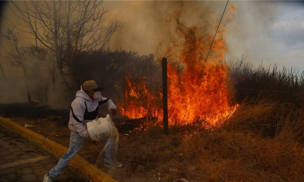 Incendio en el Casitagua continúa activo y bomberos atienden focos cerca de viviendas, en Quito