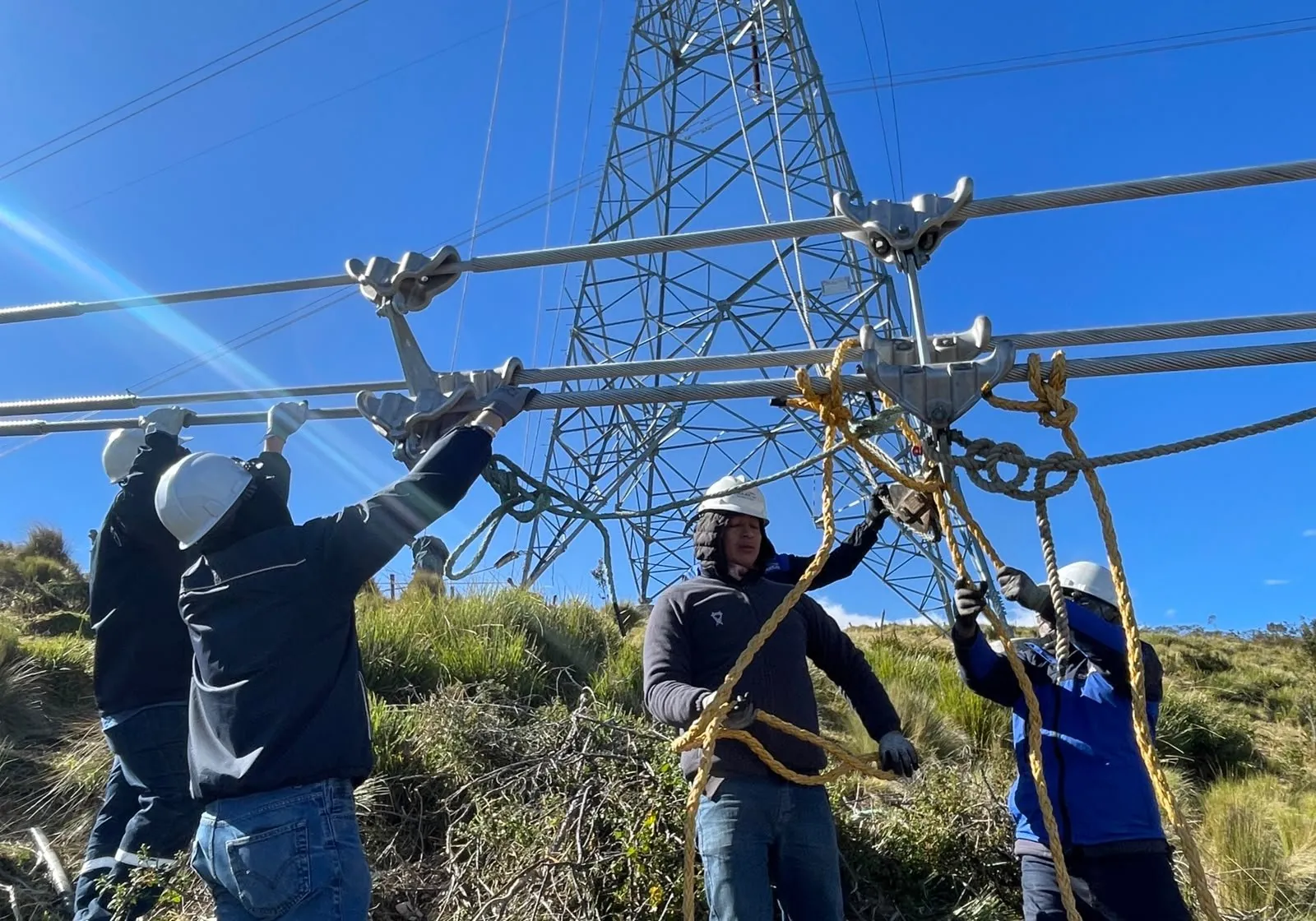 CELEC mantiene trabajos en línea de transmisión que provocó cortes de luz en cinco ciudades de Ecuador