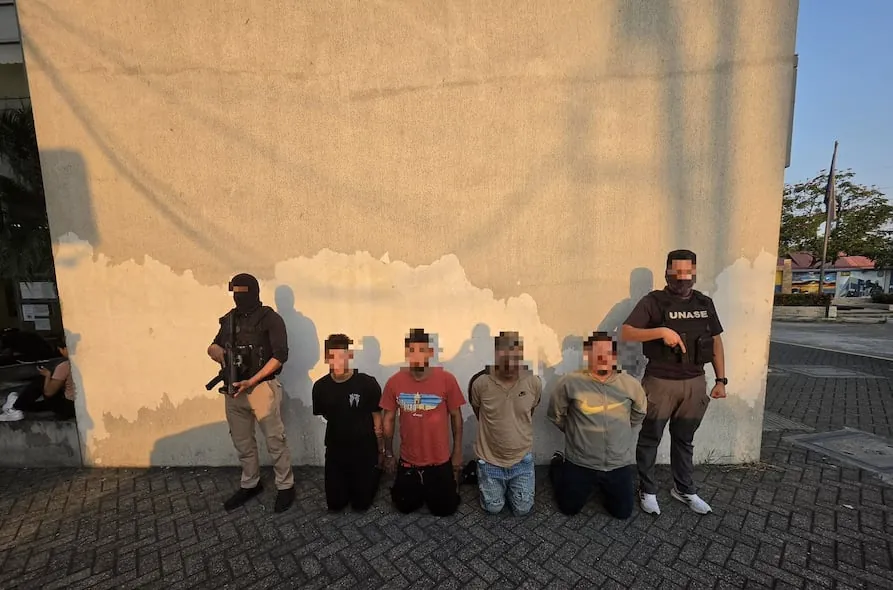 30 detenidos por extorsión y tres víctimas liberadas en operativos en Ecuador