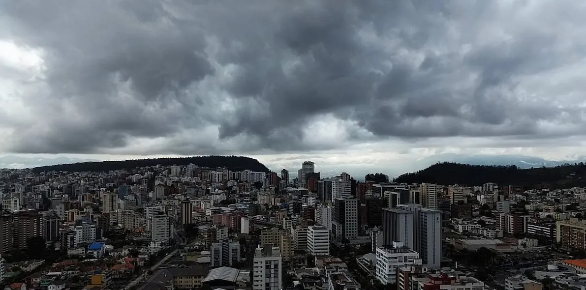 Quito amanece con ‘muy alta’ radiación UV; se esperan lluvias por la tarde y noche
