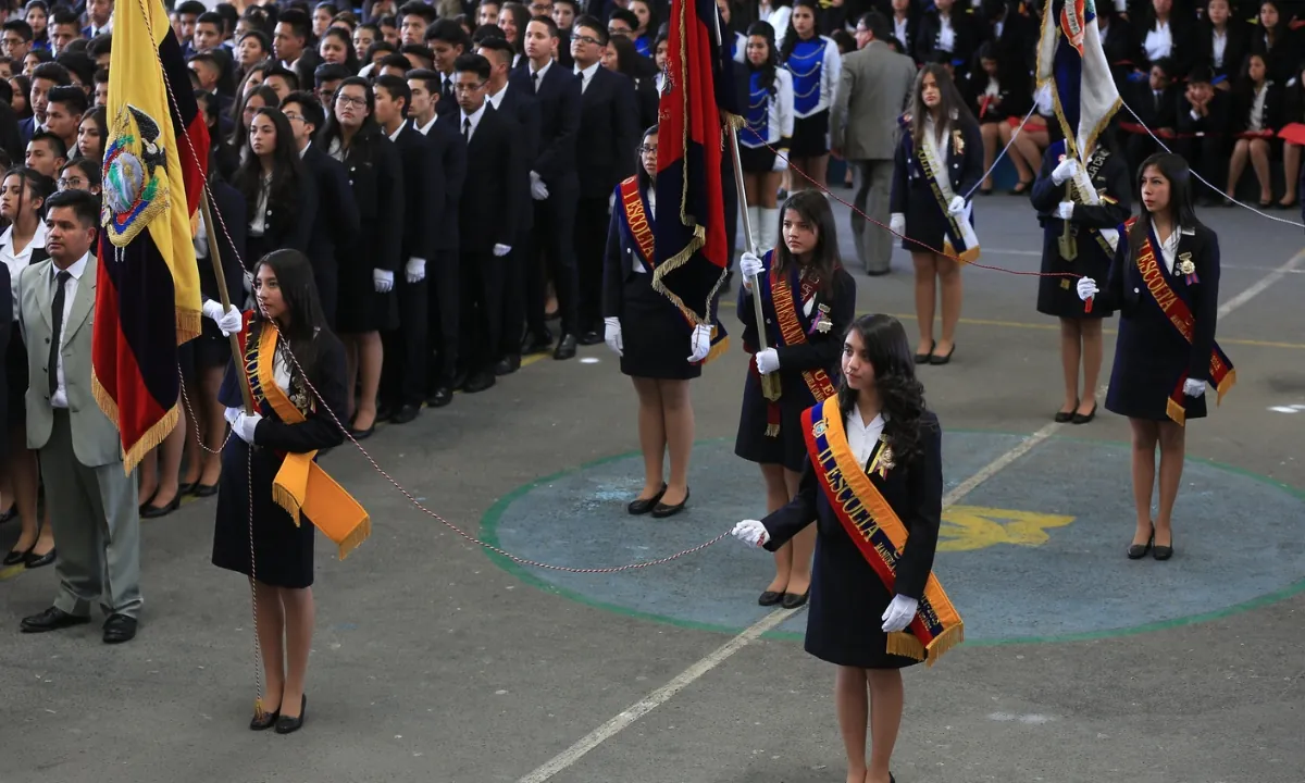 Más de 260 000 estudiantes realizan el Juramento a la Bandera en Ecuador