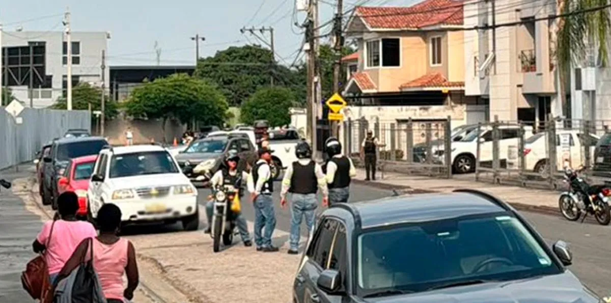 Hombre fue asesinado al llegar a una urbanización privada de Guayaquil, su esposa presenció el crimen