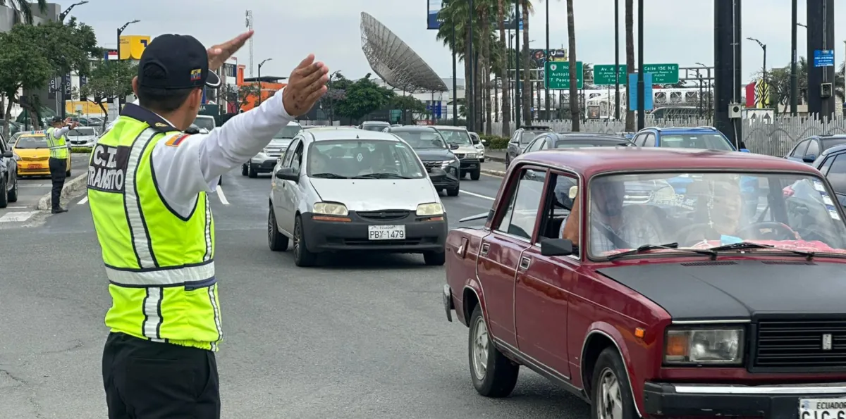 Así terminó un control de tránsito: un agente de la CTE sobre el capó de una camioneta