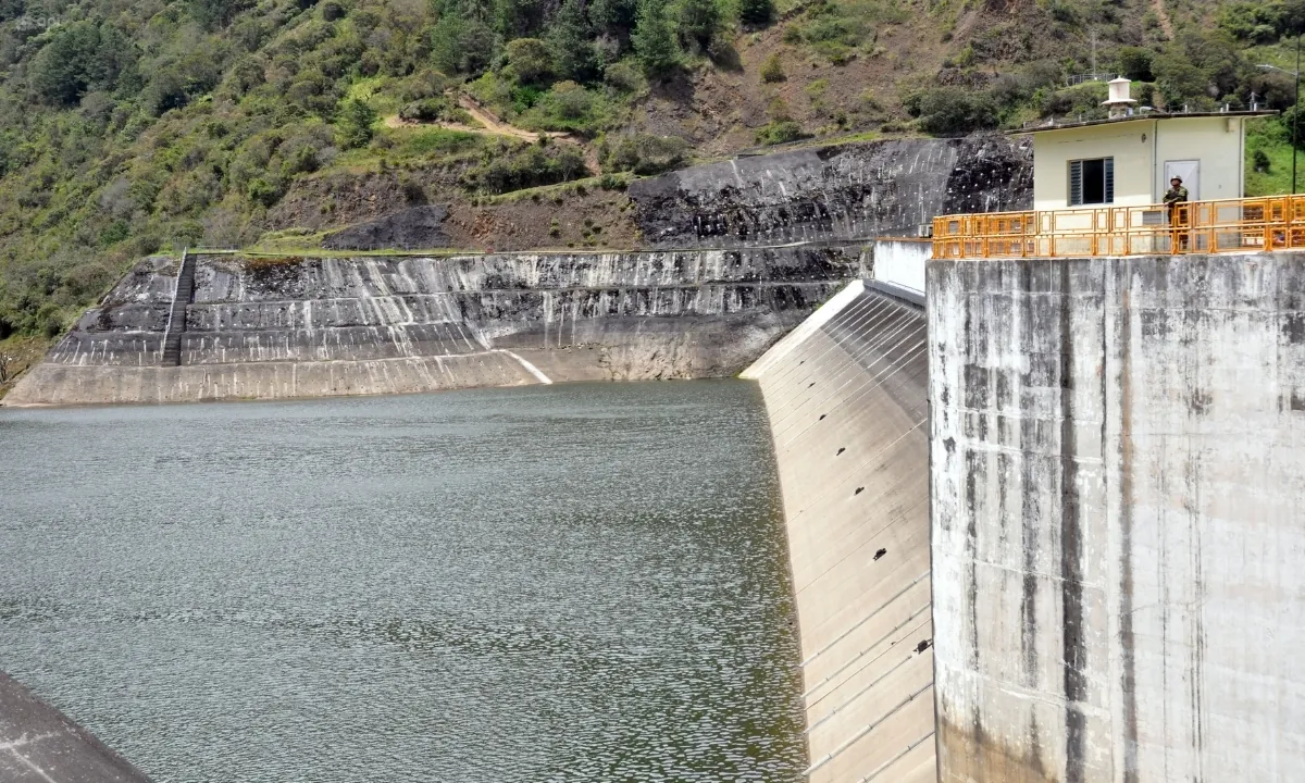 Ecuador enfrenta restricciones eléctricas con Mazar cerca del límite