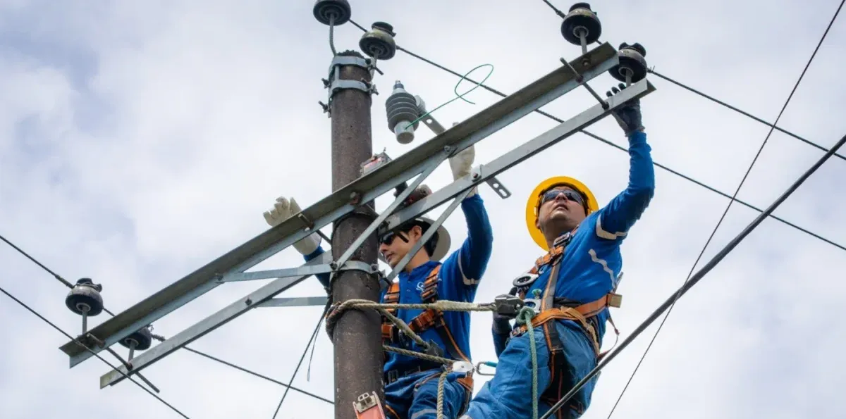 Gobierno oficializa reducción de consumo eléctrico para 185 empresas AV1 y AV2 en Ecuador