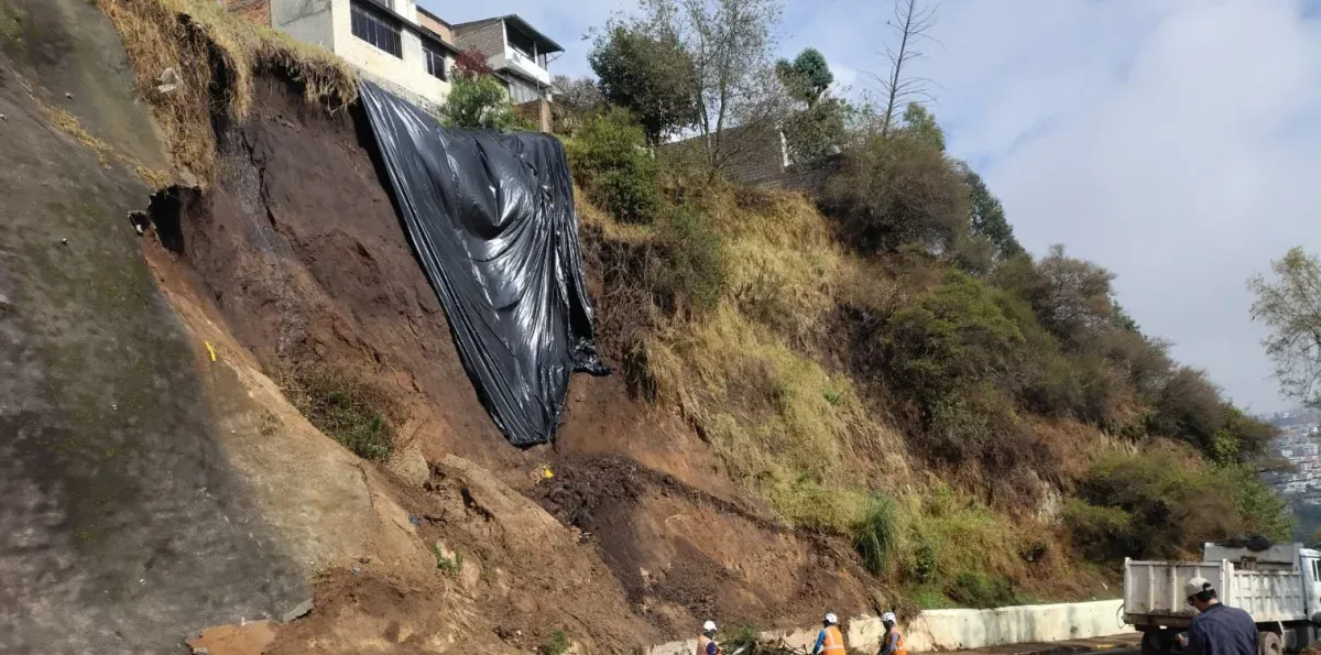 Tras intensas lluvias, habilitan la vía que conecta con la autopista General Rumiñahui