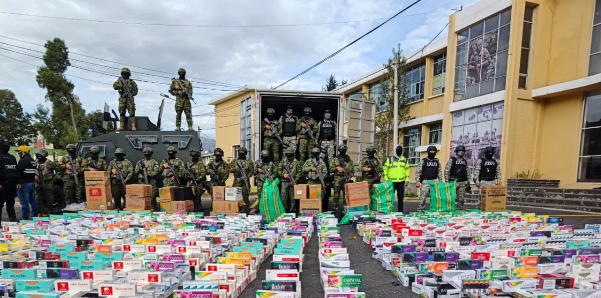 Hallan 600 mil cigarrillos de contrabando presuntamente ligados a Los Lobos en el centro de Quito