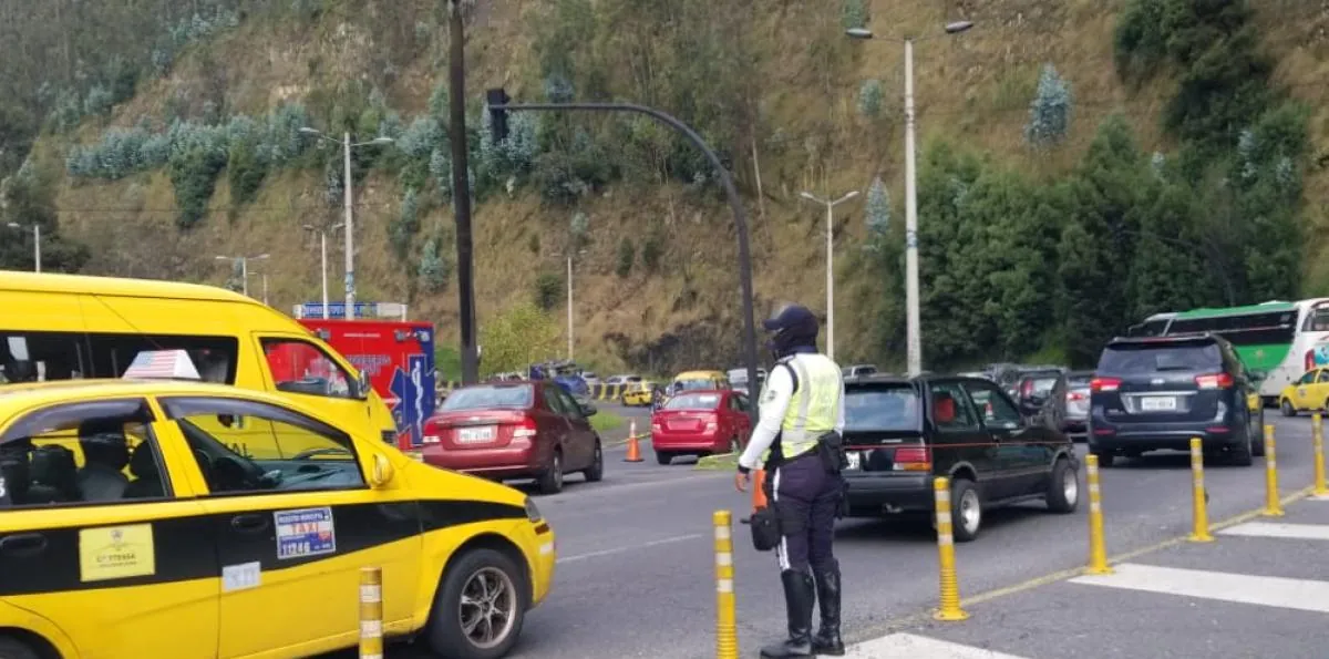 Dos años y ocho meses de cárcel para dos ciudadanos por agredir a un agente de tránsito en Quito