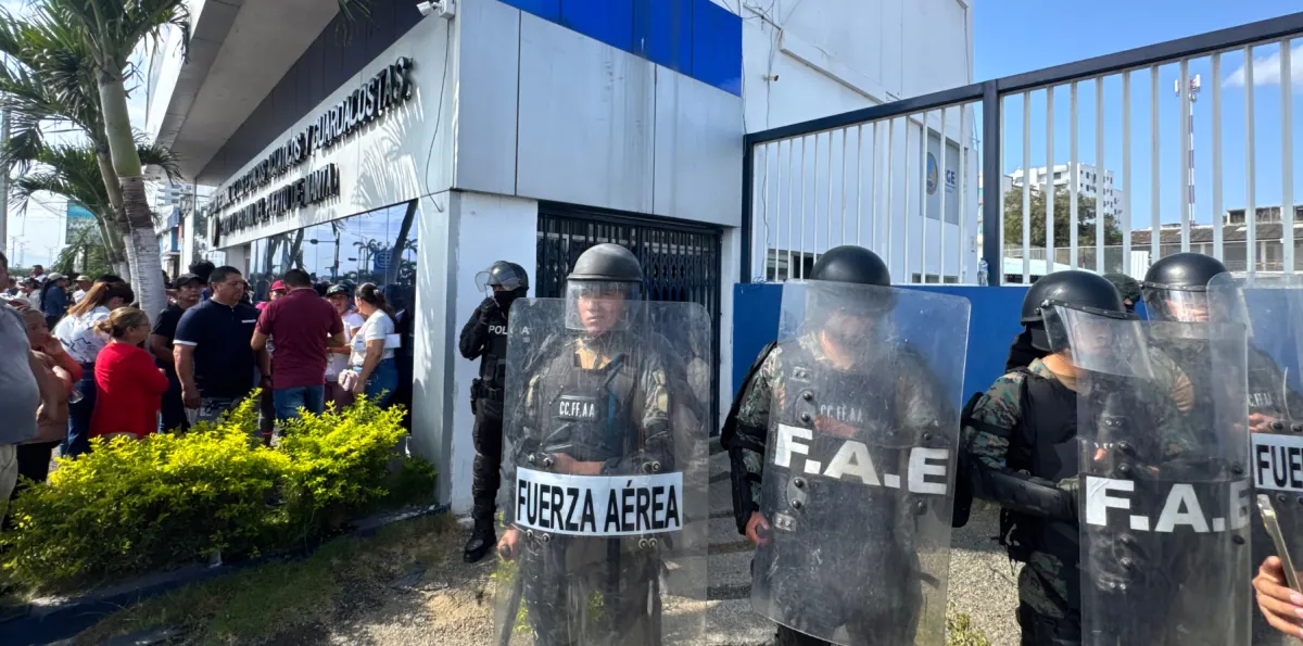Tras ser interceptados en el Pacífico, 28 pescadores llegan a Manta y son llevados a una audiencia