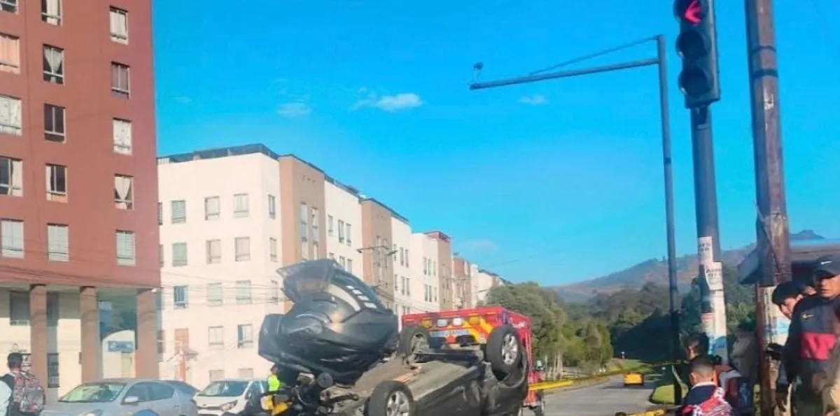 Choque y volcamiento deja un herido y provoca cierre vial en el sur de Quito