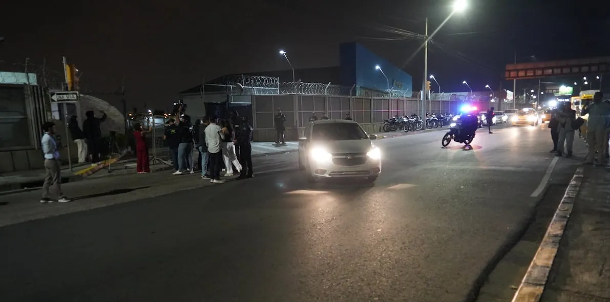 José Serrano salió del aeropuerto de Guayaquil rumbo a la cárcel El Encuentro