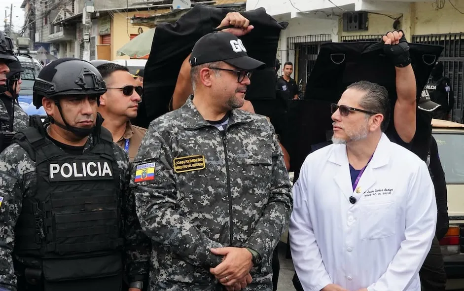 Un detenido y dos farmacias clausuradas durante controles ejecutados por dos ministros en hospitales de Guayaquil