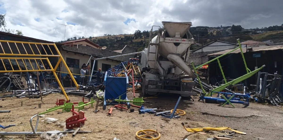 Dos fallecidos tras accidente de una mezcladora contra un taller en la Autopista General Rumiñahui