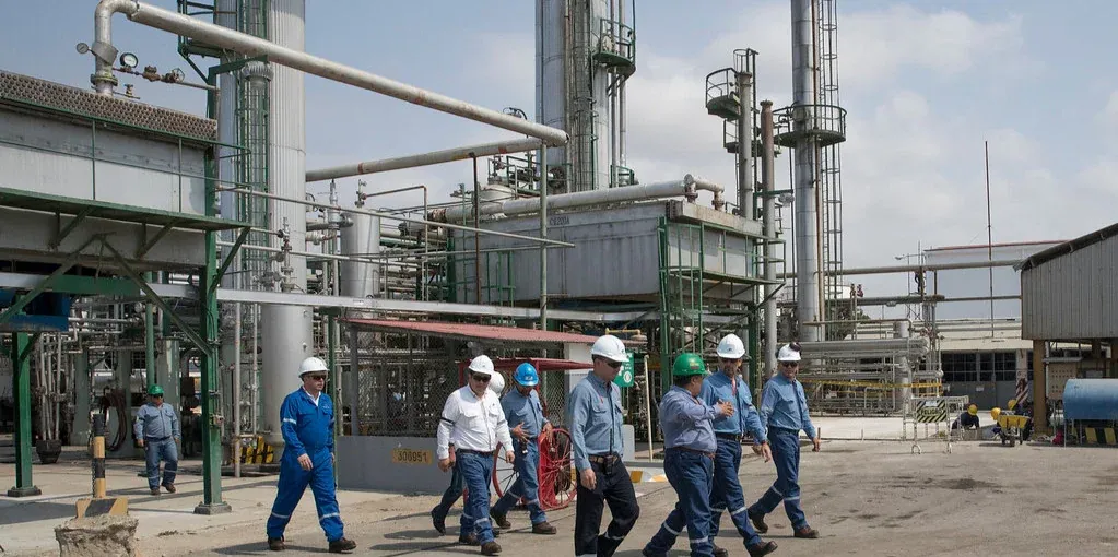 Precio del petróleo WTI sube a 104 dólares; ¿beneficia a Ecuador?