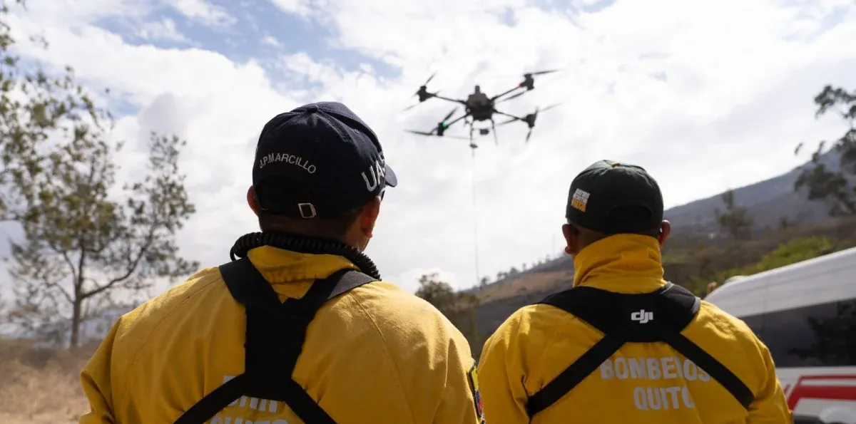 Bomberos de Quito mantendrán vigilancia en el Casitagua con cámaras térmicas y drones tras incendio